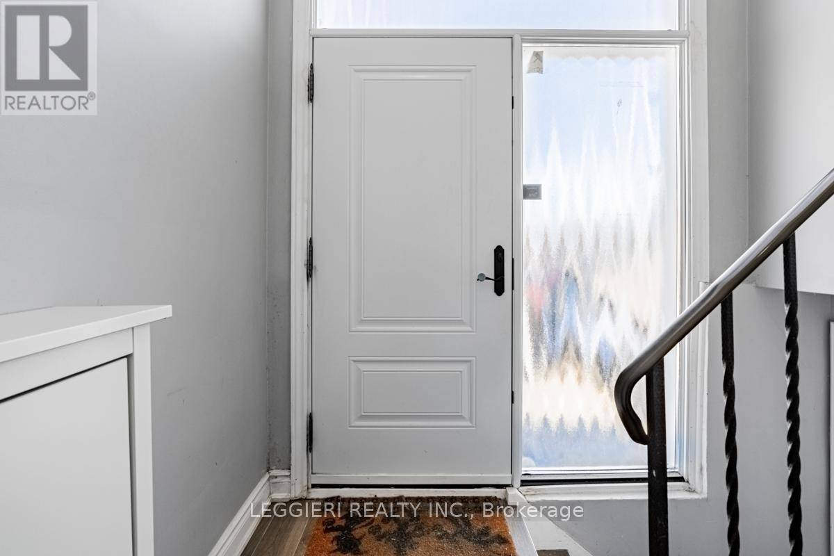 Mississauga (malton), ON L4T2W6,6849 DARCEL AVENUE