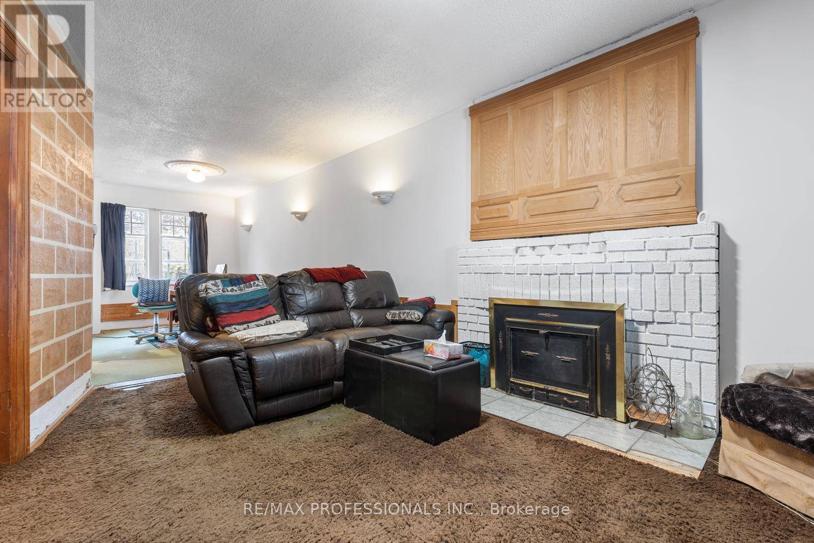 Toronto (runnymede-bloor West Village), ON M6S3M5,857 WINDERMERE AVENUE