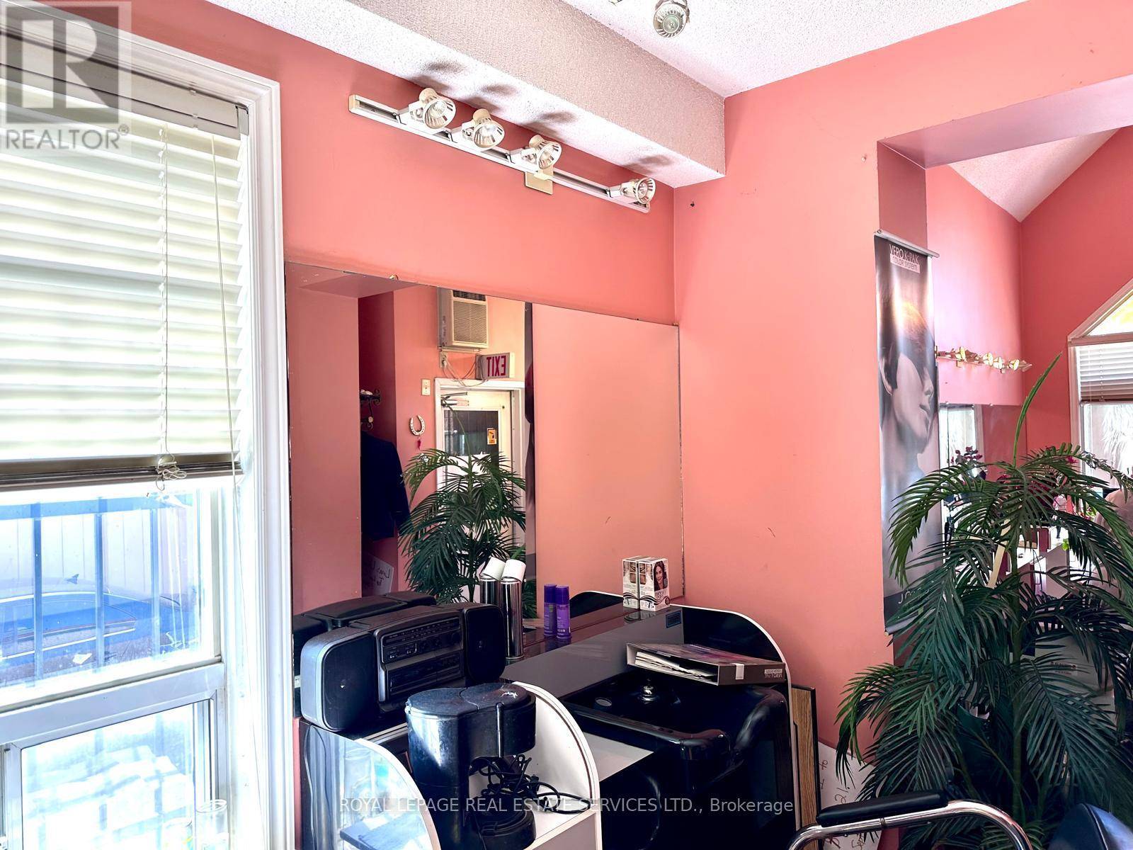 Toronto (weston), ON M9N2B2,39 South Station ST Southwest #Main Floor