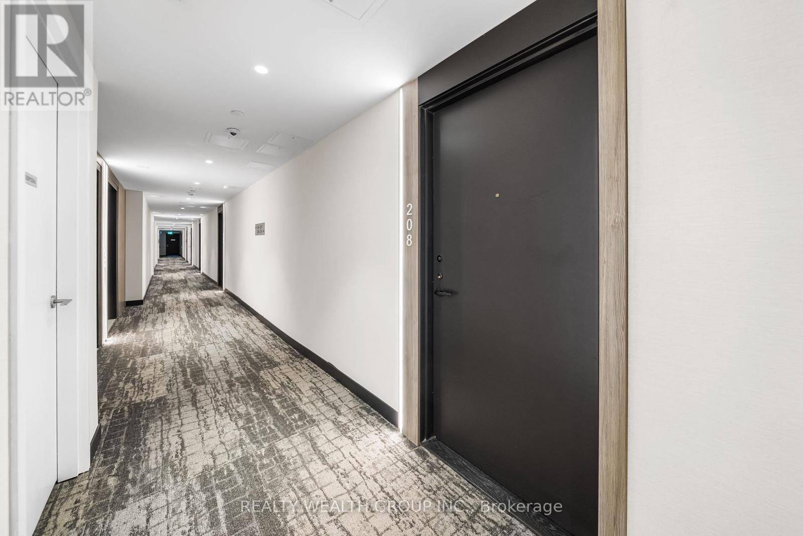 Mississauga (port Credit), ON L5H1G5,215 LAKESHORE RD West #208