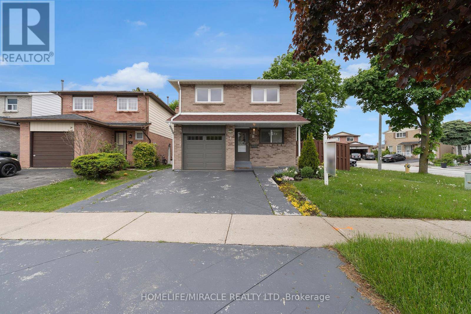 Toronto (mount Olive-silverstone-jamestown), ON M9V4S2,8 FRANCA CRESCENT