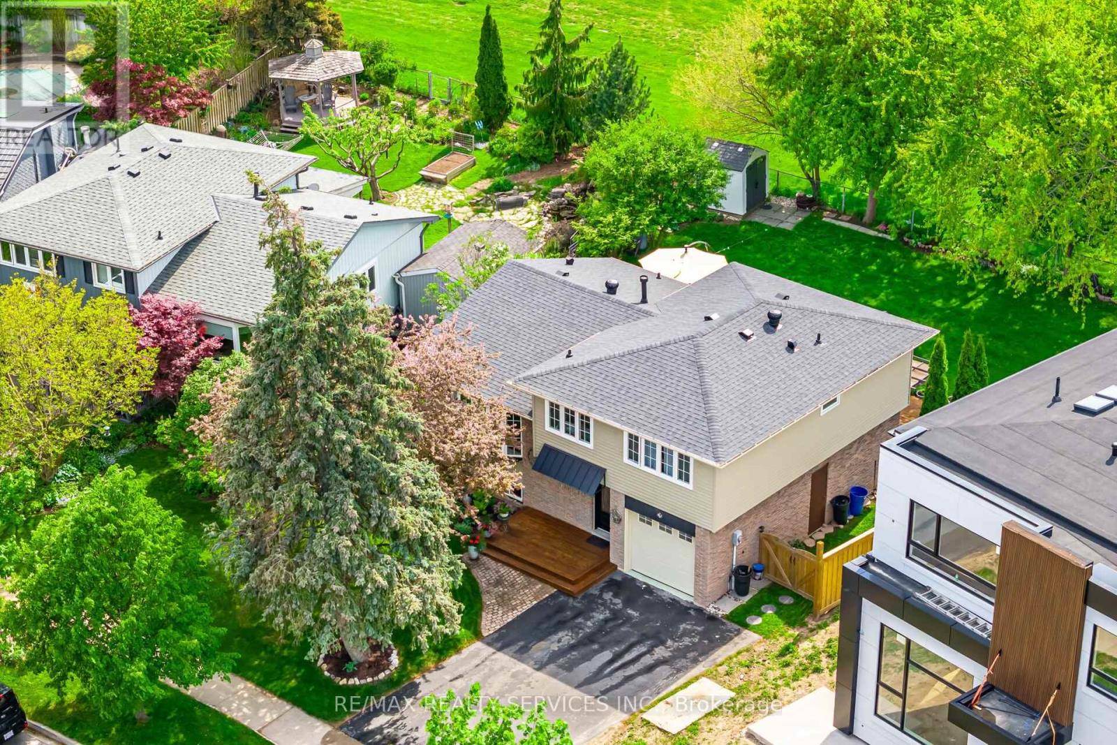 Milton (dp Dorset Park), ON L9T3N3,863 MAPLE AVENUE
