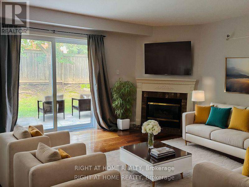 Mississauga (central Erin Mills), ON L5M5Z9,5958 Greensboro DR #2