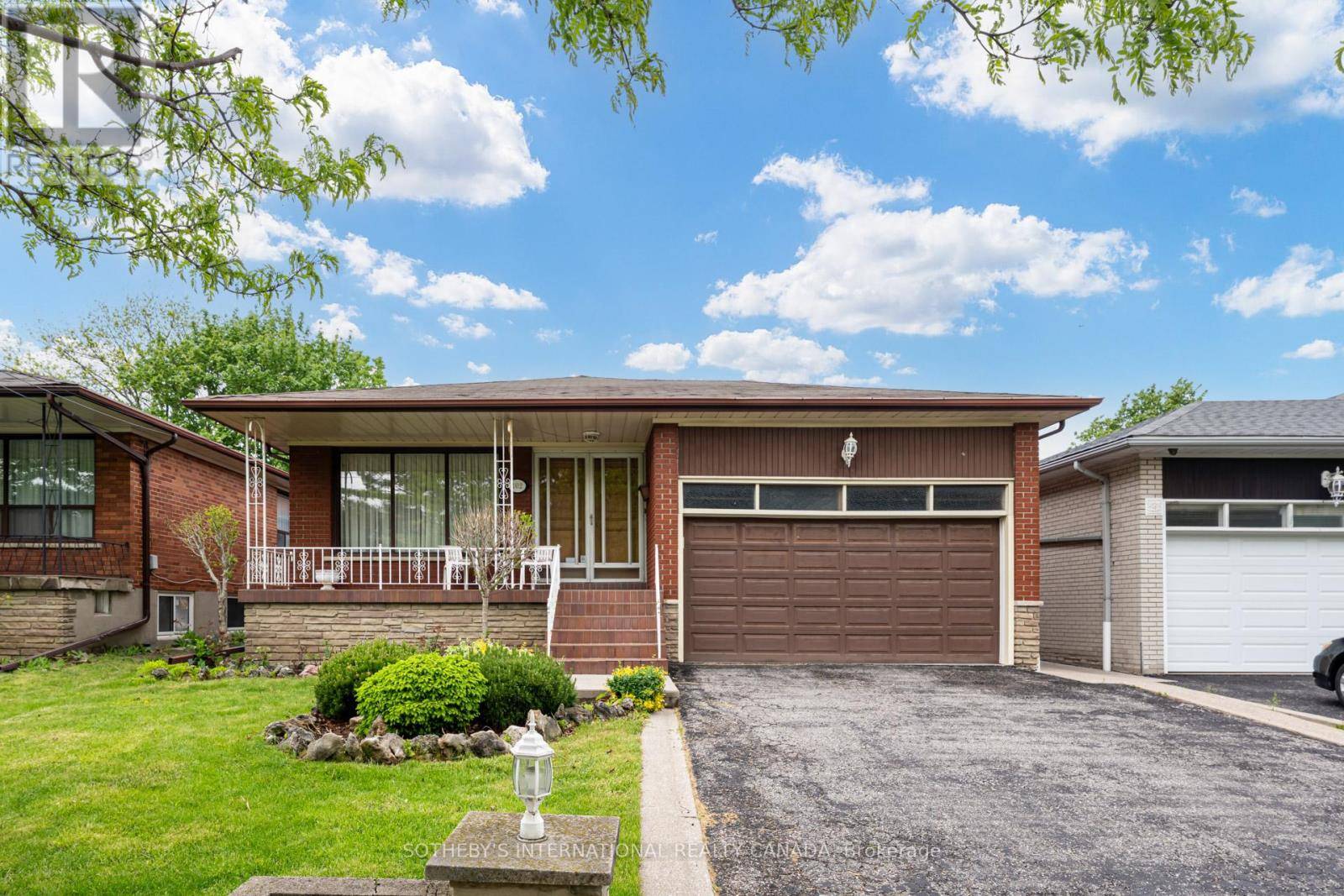 Toronto (willowridge-martingrove-richview), ON M9R1Z2,102 CLEMENT ROAD