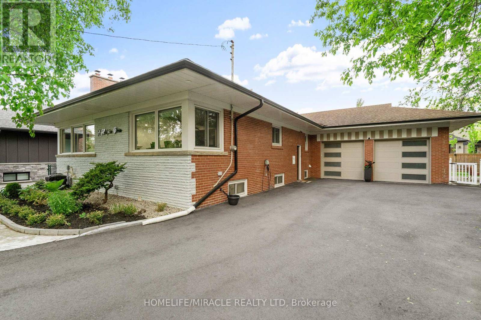 Toronto (stonegate-queensway), ON M8Z3A1,11 ADELPHA DRIVE