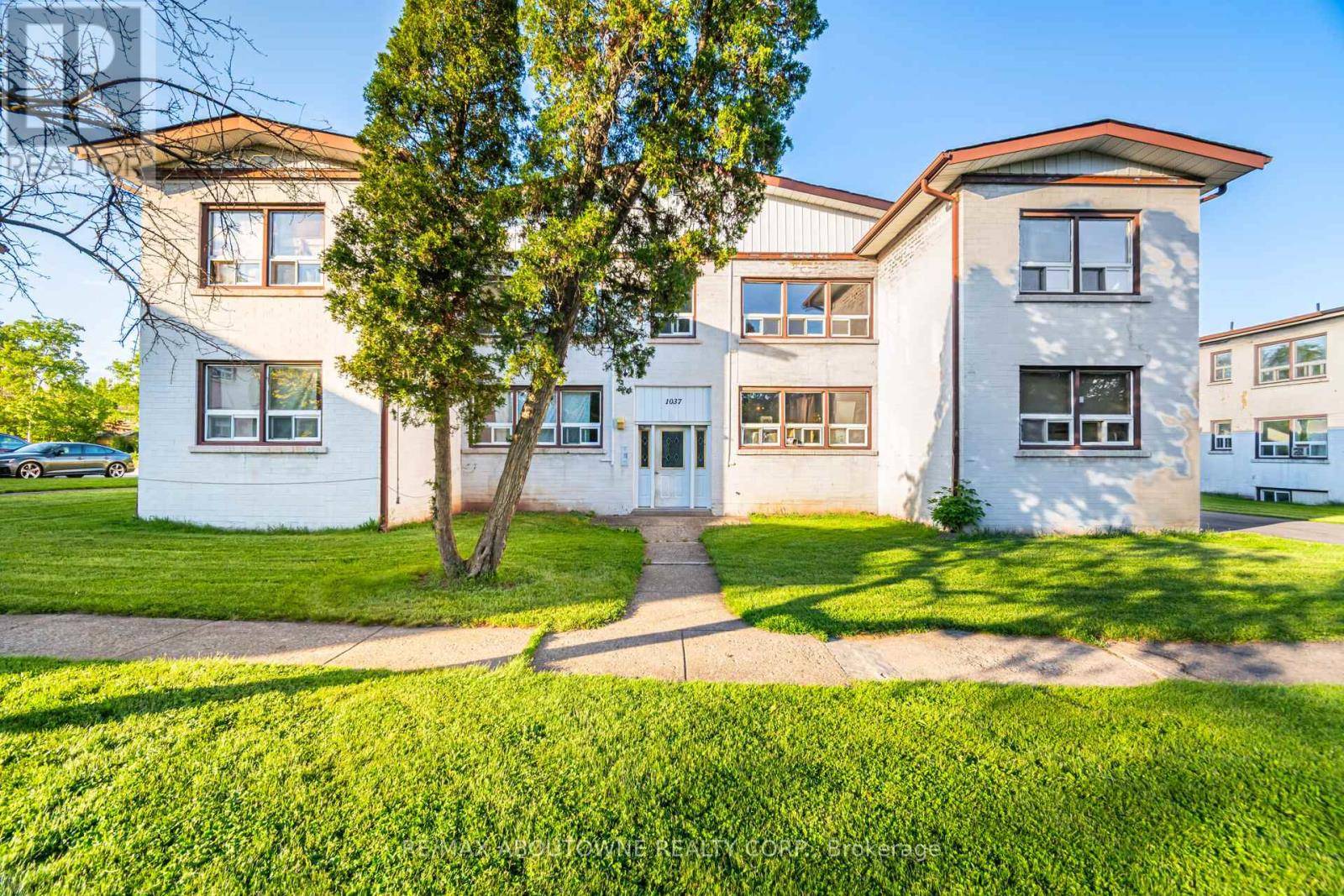 Oakville (cp College Park), ON L6H2A7,1037 Churchill AVE #6