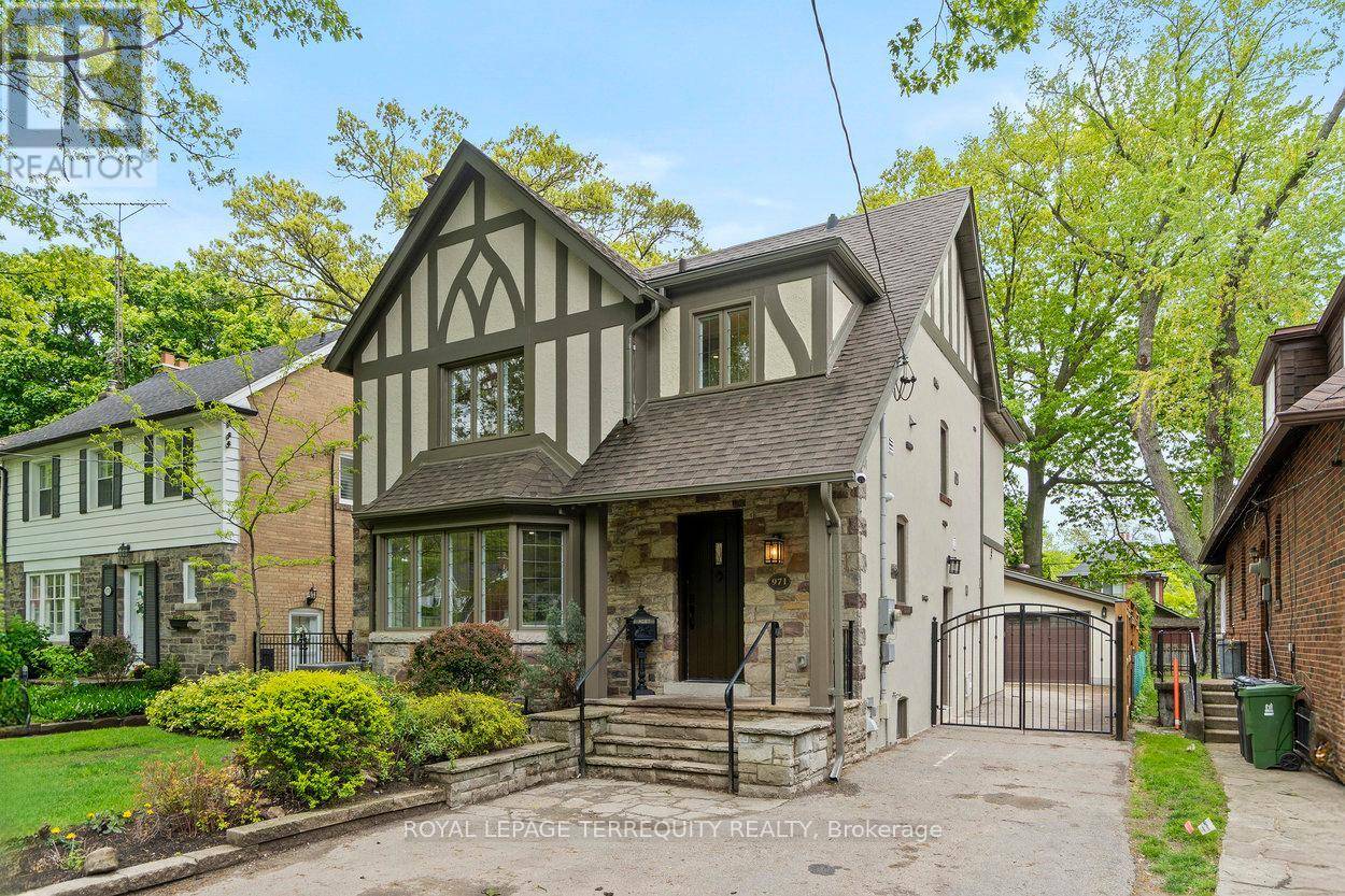 Toronto (kingsway South), ON M8X2E8,971 ROYAL YORK ROAD