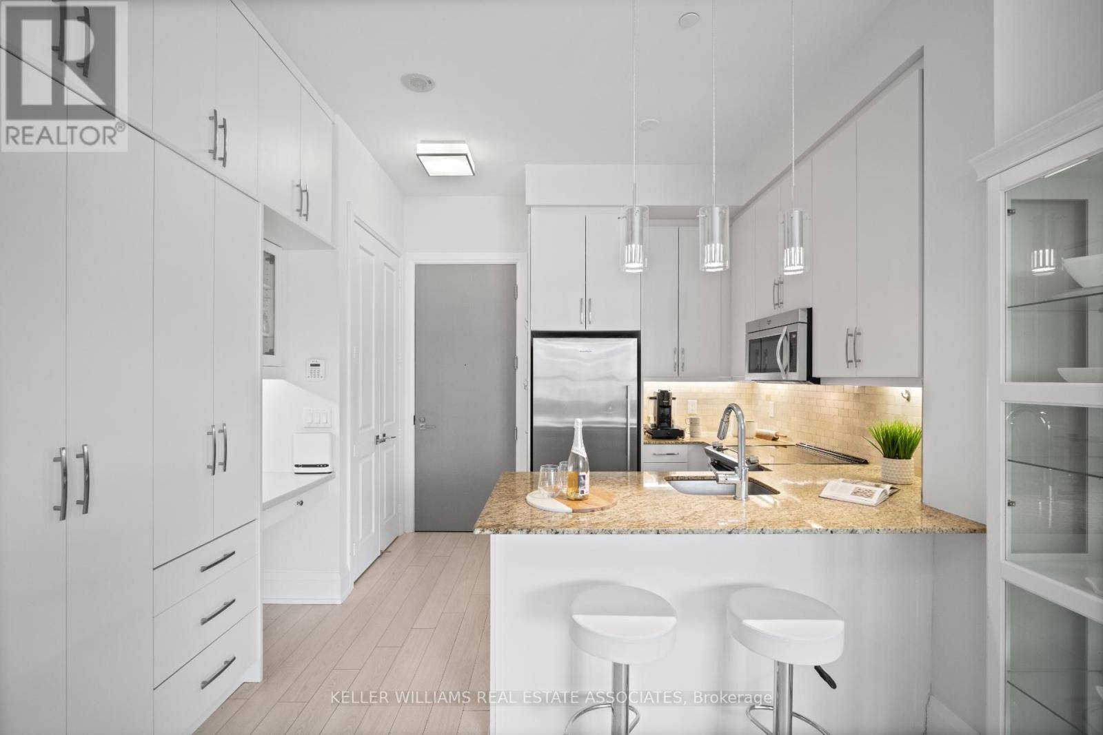 Toronto (high Park-swansea), ON M6S0A1,2 Old Mill DR #103