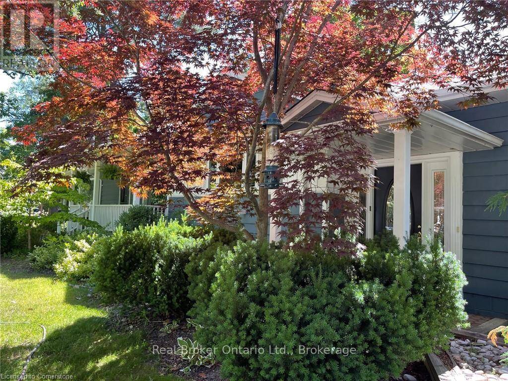 Oakville (oo Old Oakville), ON L6J2H3,374 SPRUCE STREET