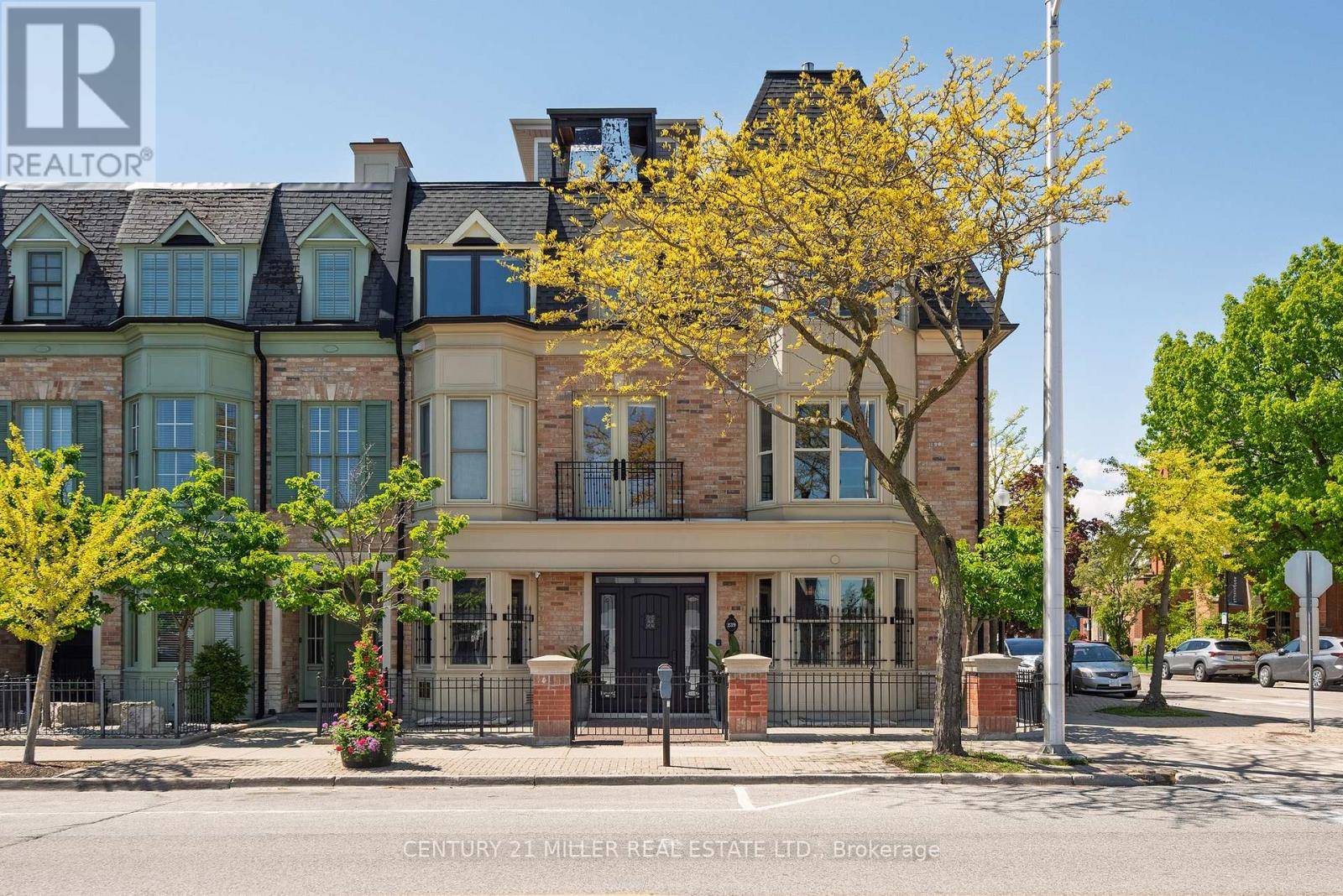 Oakville (oo Old Oakville), ON L6J1N4,239 CHURCH STREET