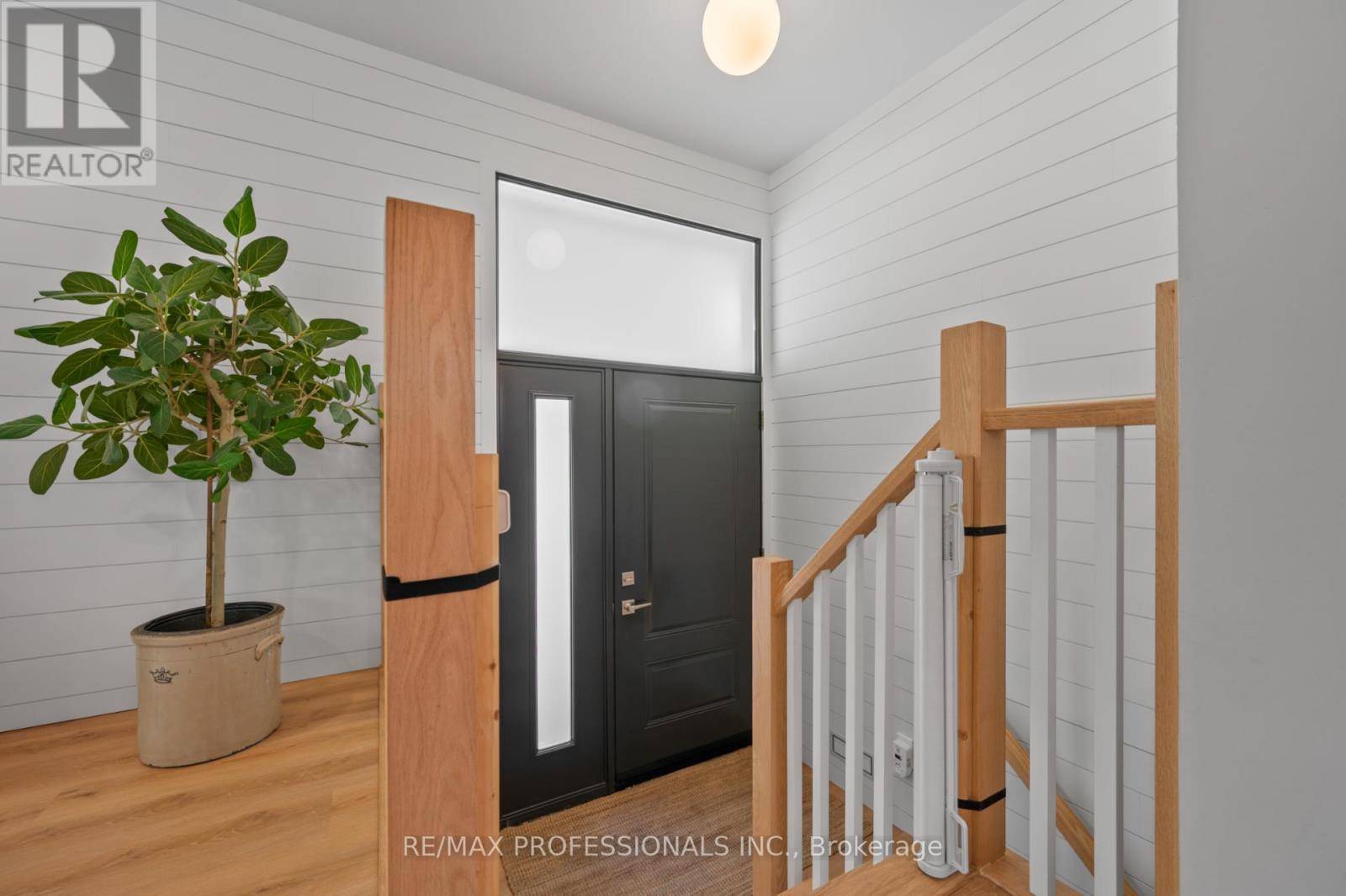 Toronto (eringate-centennial-west Deane), ON M9C4P5,19 WELLESWORTH DRIVE