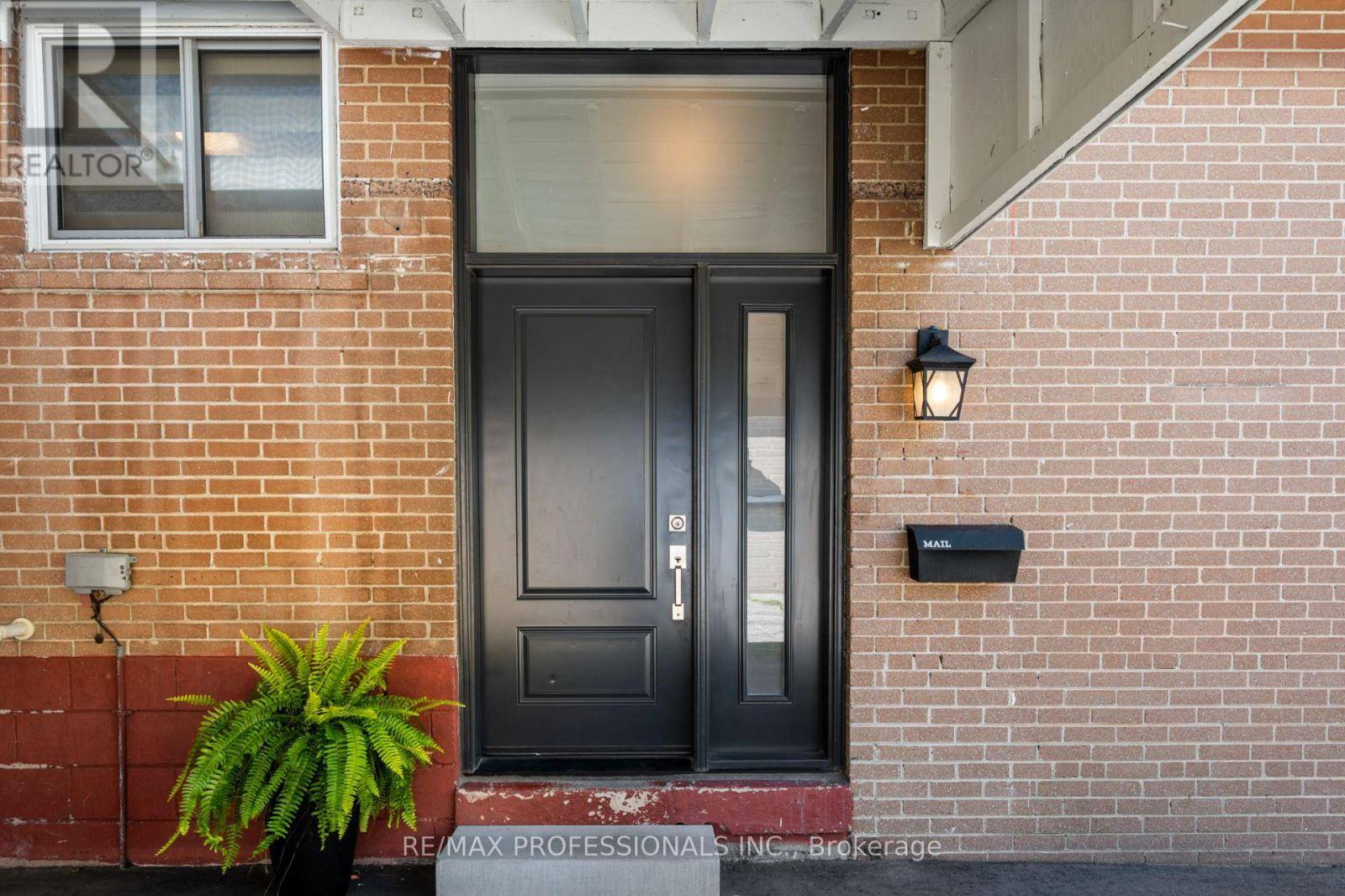 Toronto (eringate-centennial-west Deane), ON M9C4P5,19 WELLESWORTH DRIVE