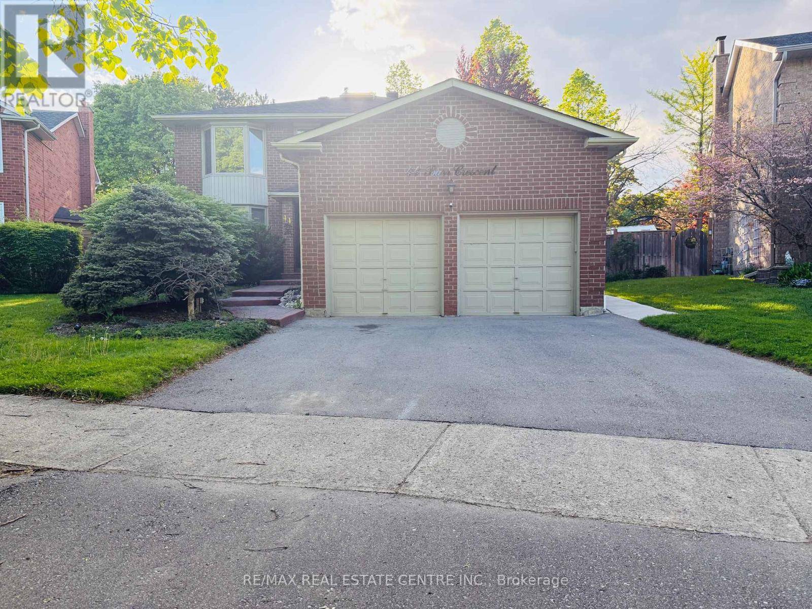 Brampton (heart Lake East), ON L6Z3E5,44 BARR CRESCENT