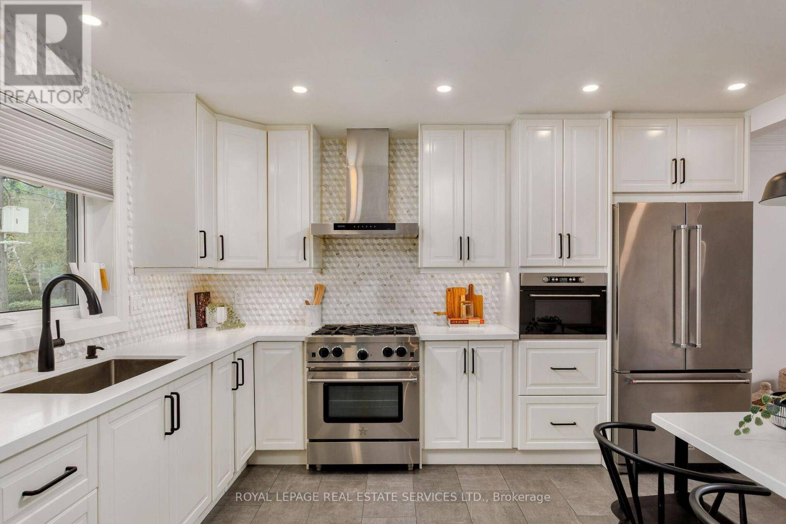 Toronto (stonegate-queensway), ON M8Y1X9,246 BERRY ROAD