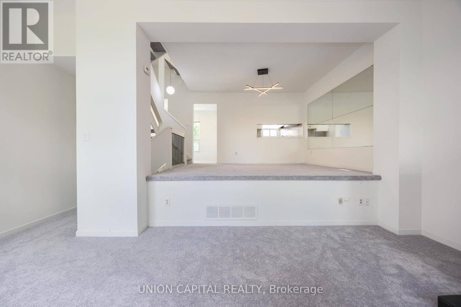 Mississauga (streetsville), ON L5M2A6,24 Reid DR #2