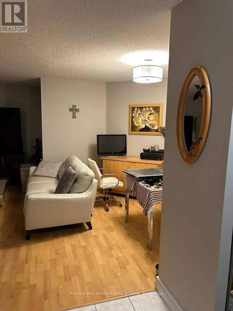 Toronto (mount Olive-silverstone-jamestown), ON M9V5E7,61 Markbrook LN #811