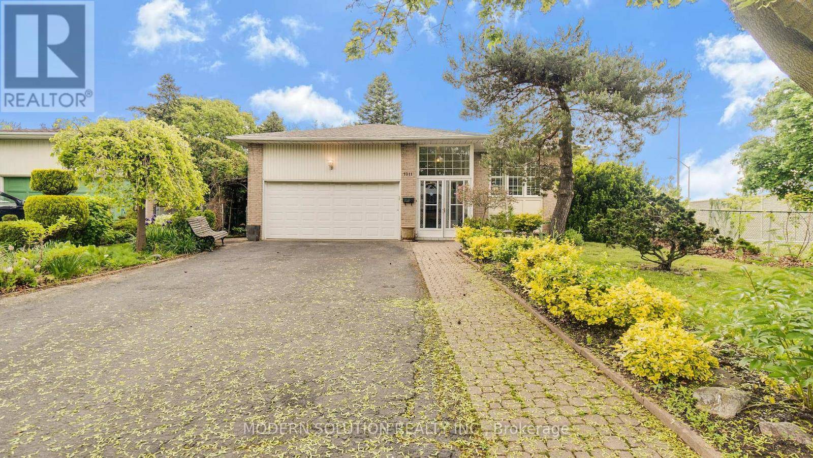 Oakville (cp College Park), ON L6H2Y9,1011 PEARSON DRIVE
