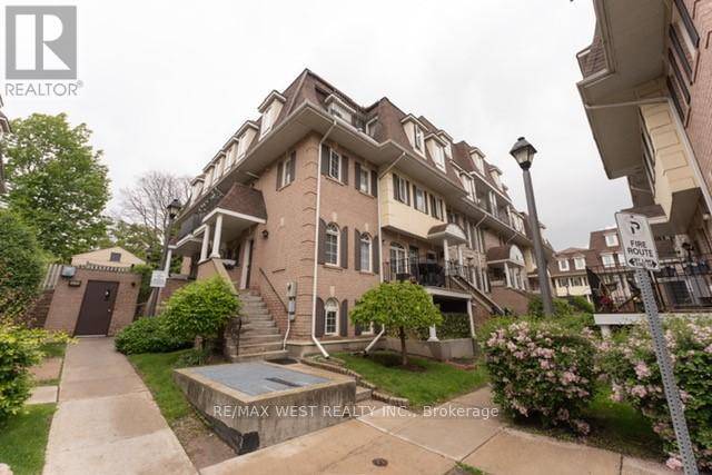 Toronto (mount Dennis), ON M6M5J1,52 Sidney Belsey CRES #104