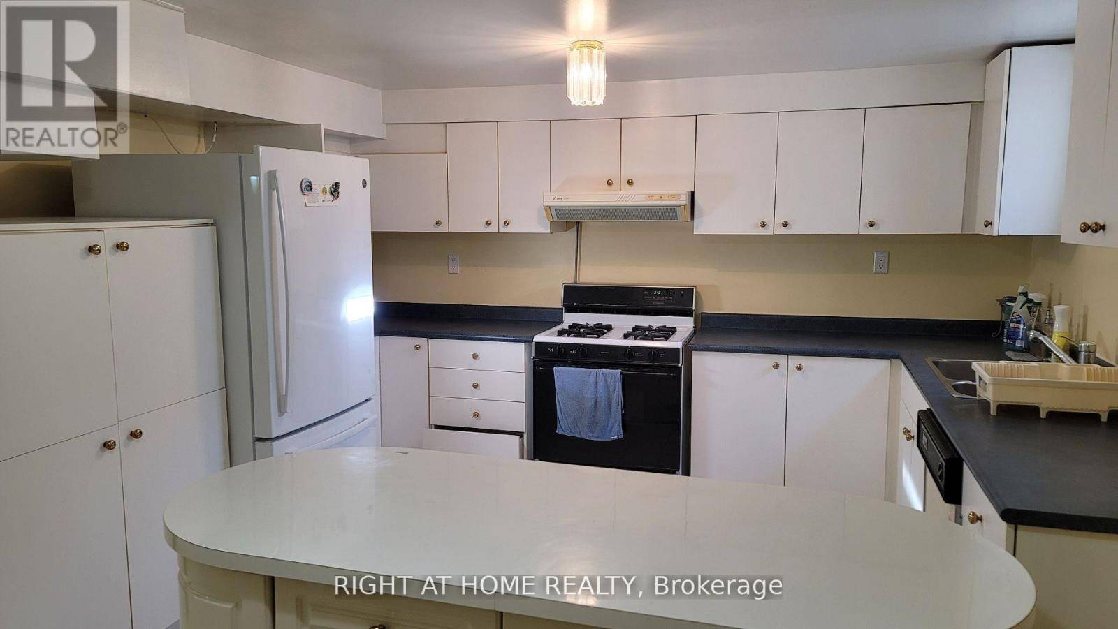 Mississauga (hurontario), ON L5R2T3,5194 GUILDWOOD WAY