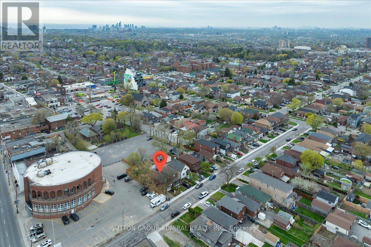 Toronto (briar Hill-belgravia), ON M6E2P1,11 BOWIE AVENUE