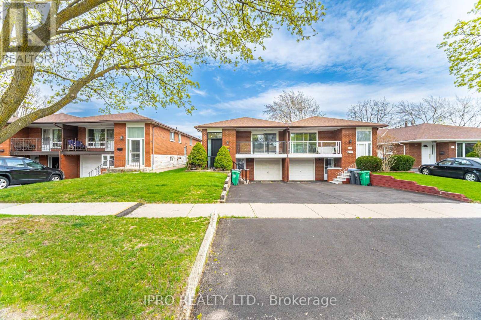Mississauga (mississauga Valleys), ON L5A2V3,717 GREEN MEADOW CRESCENT E