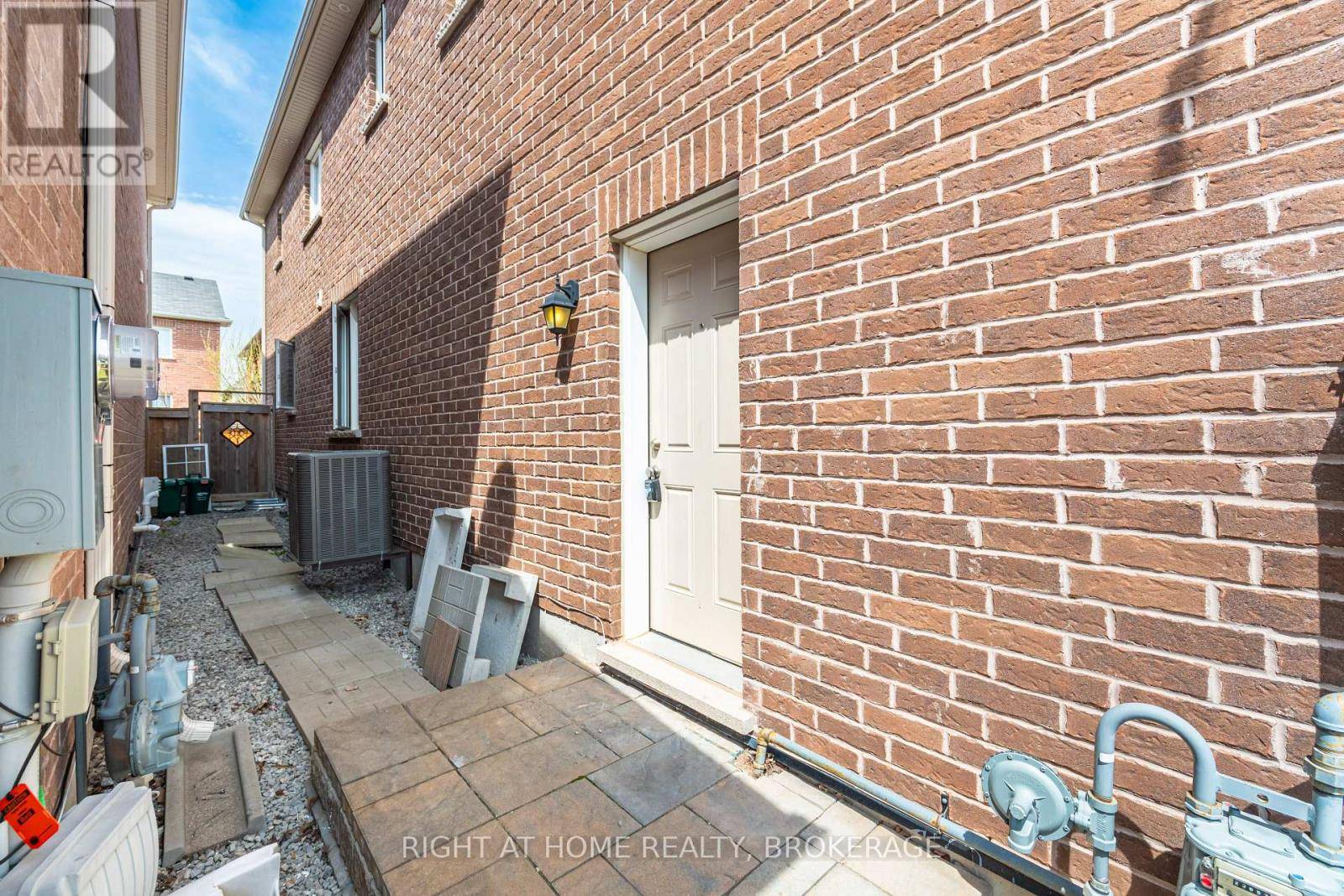 Milton (wi Willmott), ON L9T8S6,(UPPER) 106 ROTTENBURG COURT