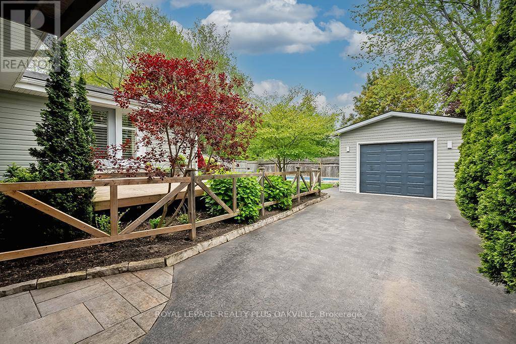 Oakville (br Bronte), ON L6L2Z1,213 MOHAWK ROAD