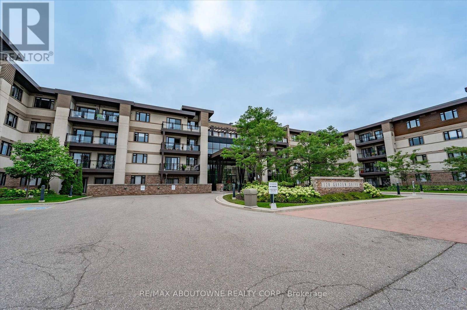 Oakville (co Central), ON L6K0H7,128 Garden DR #119