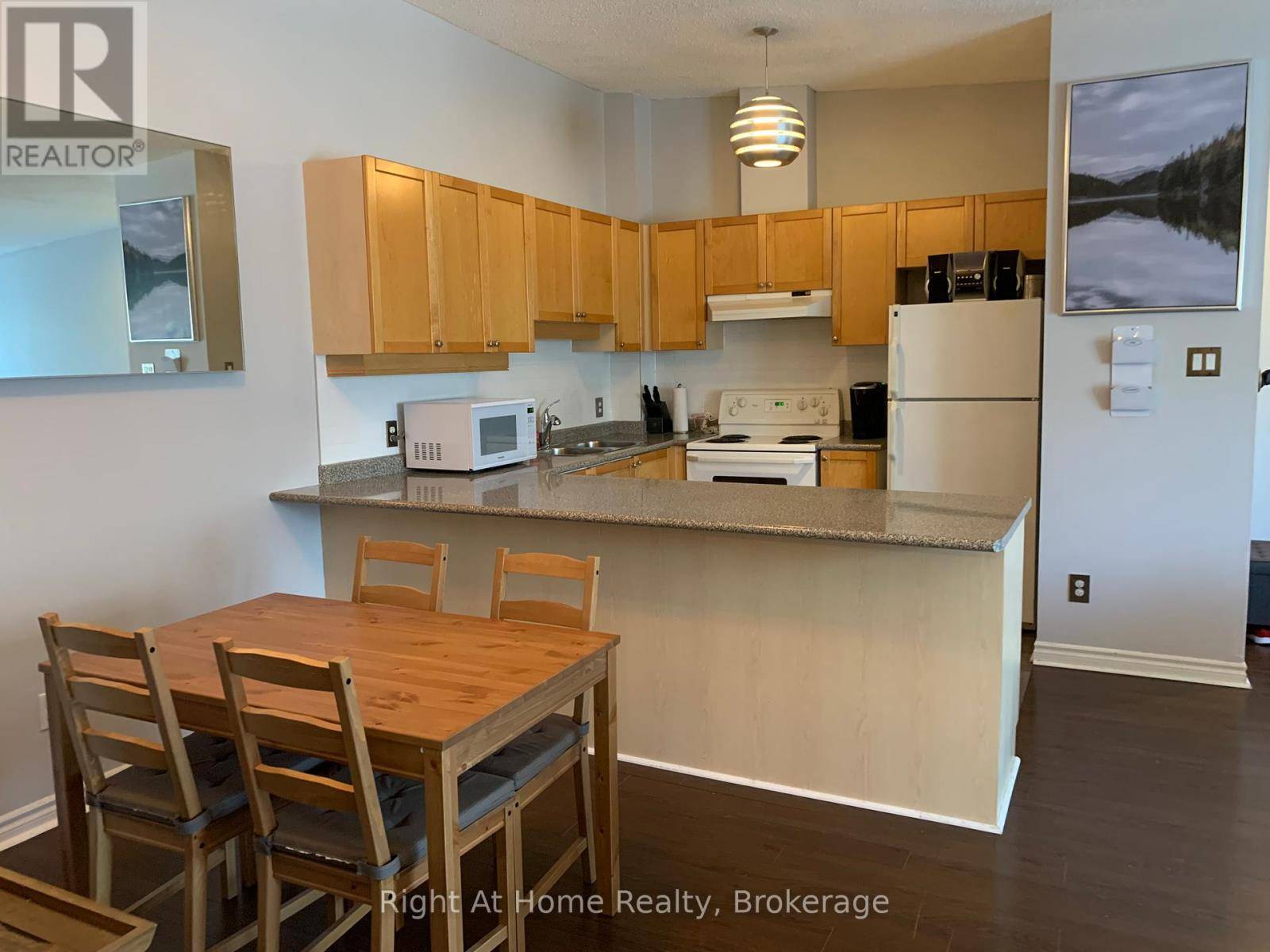 Burlington (uptown), ON L7L6R7,1701 Lampman AVE #706