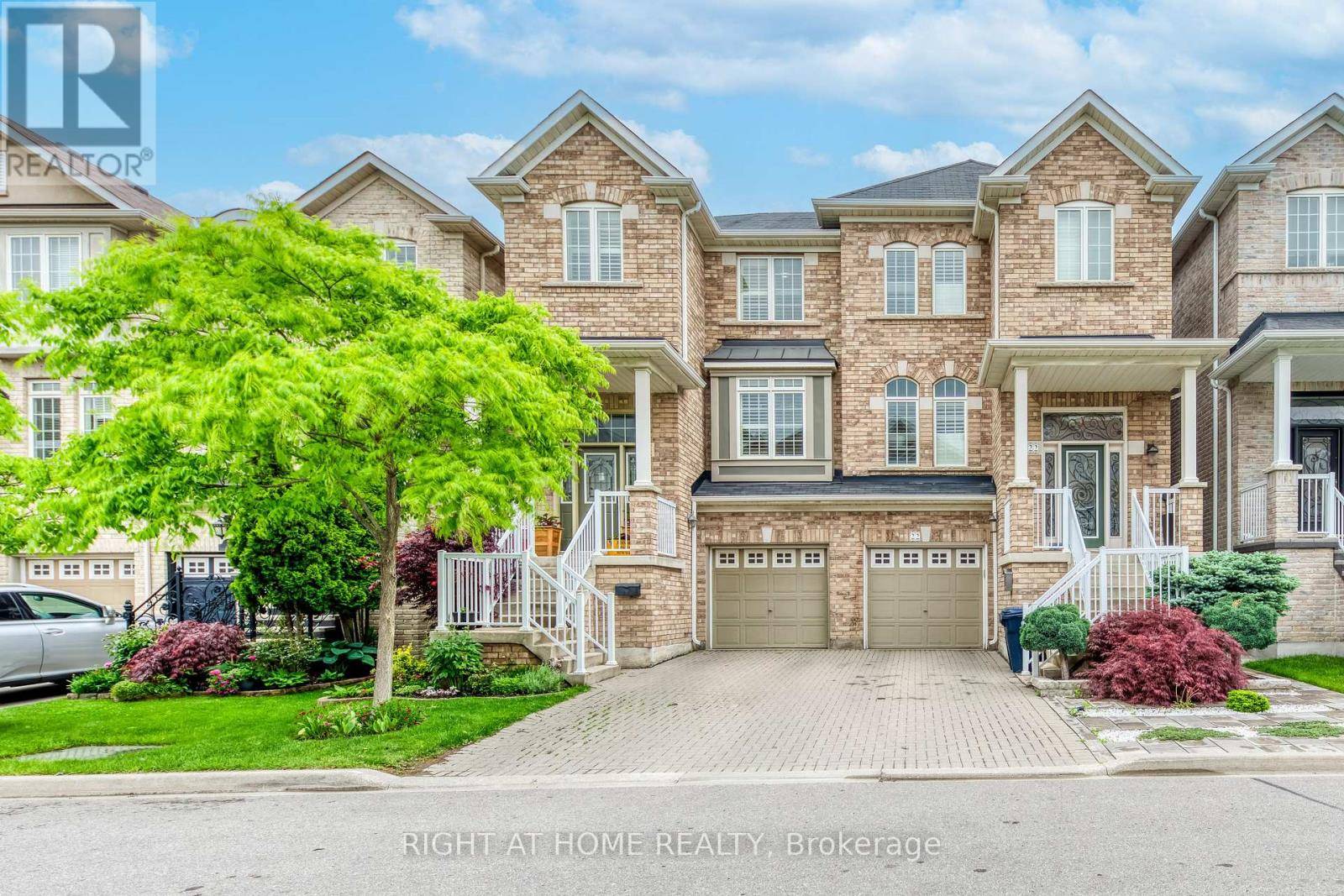 Toronto (humberlea-pelmo Park), ON M9M0C2,24 LOU POMANTI STREET