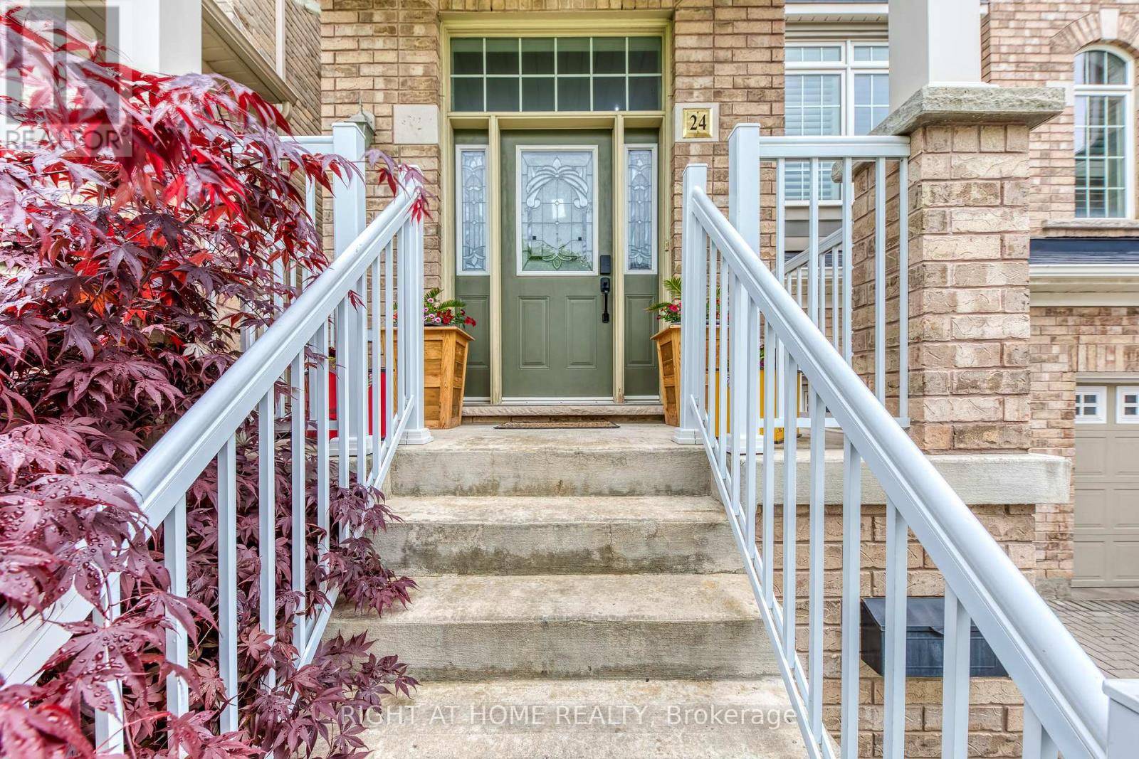 Toronto (humberlea-pelmo Park), ON M9M0C2,24 LOU POMANTI STREET