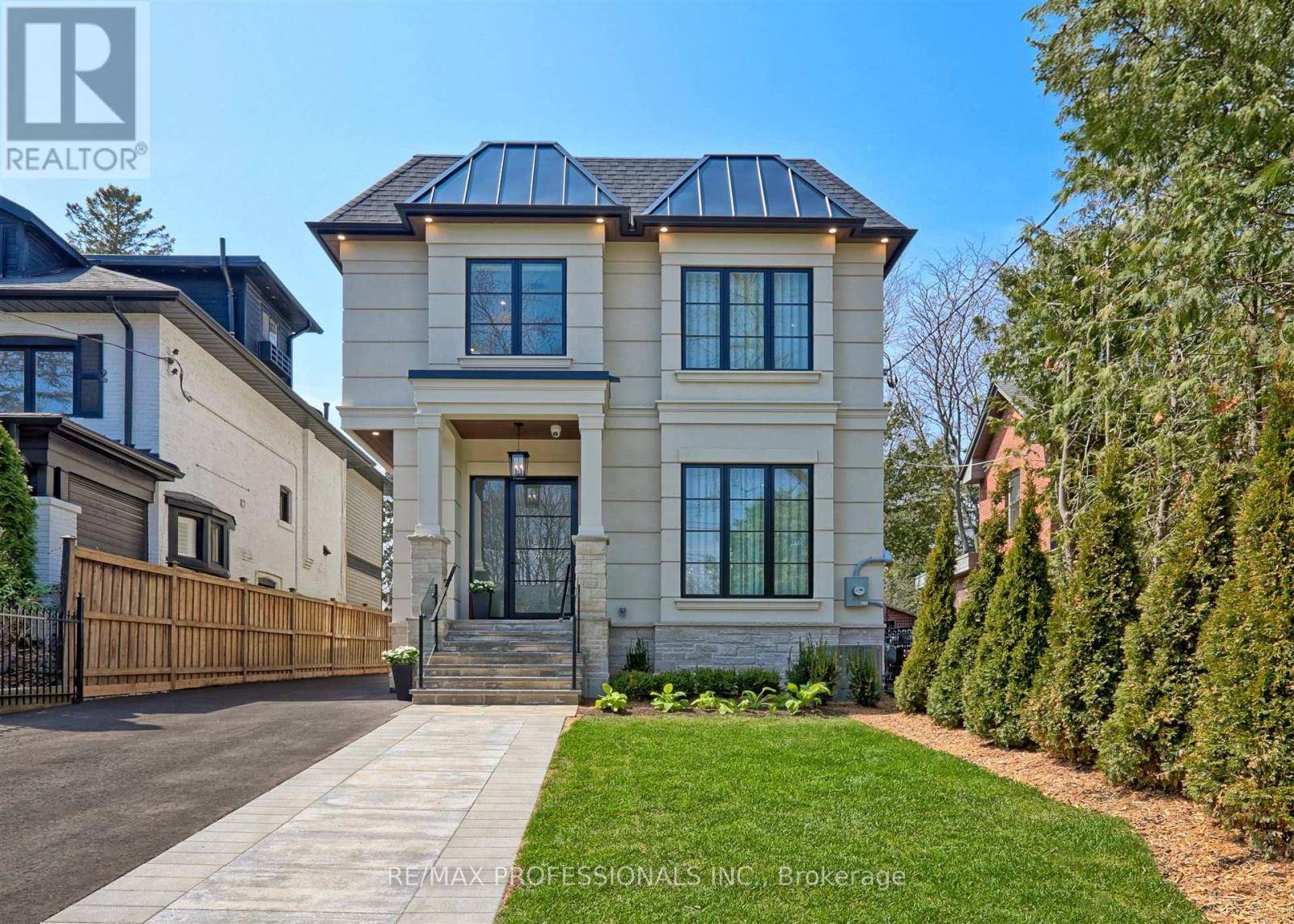 Toronto (kingsway South), ON M8X2M3,466 PRINCE EDWARD DRIVE N