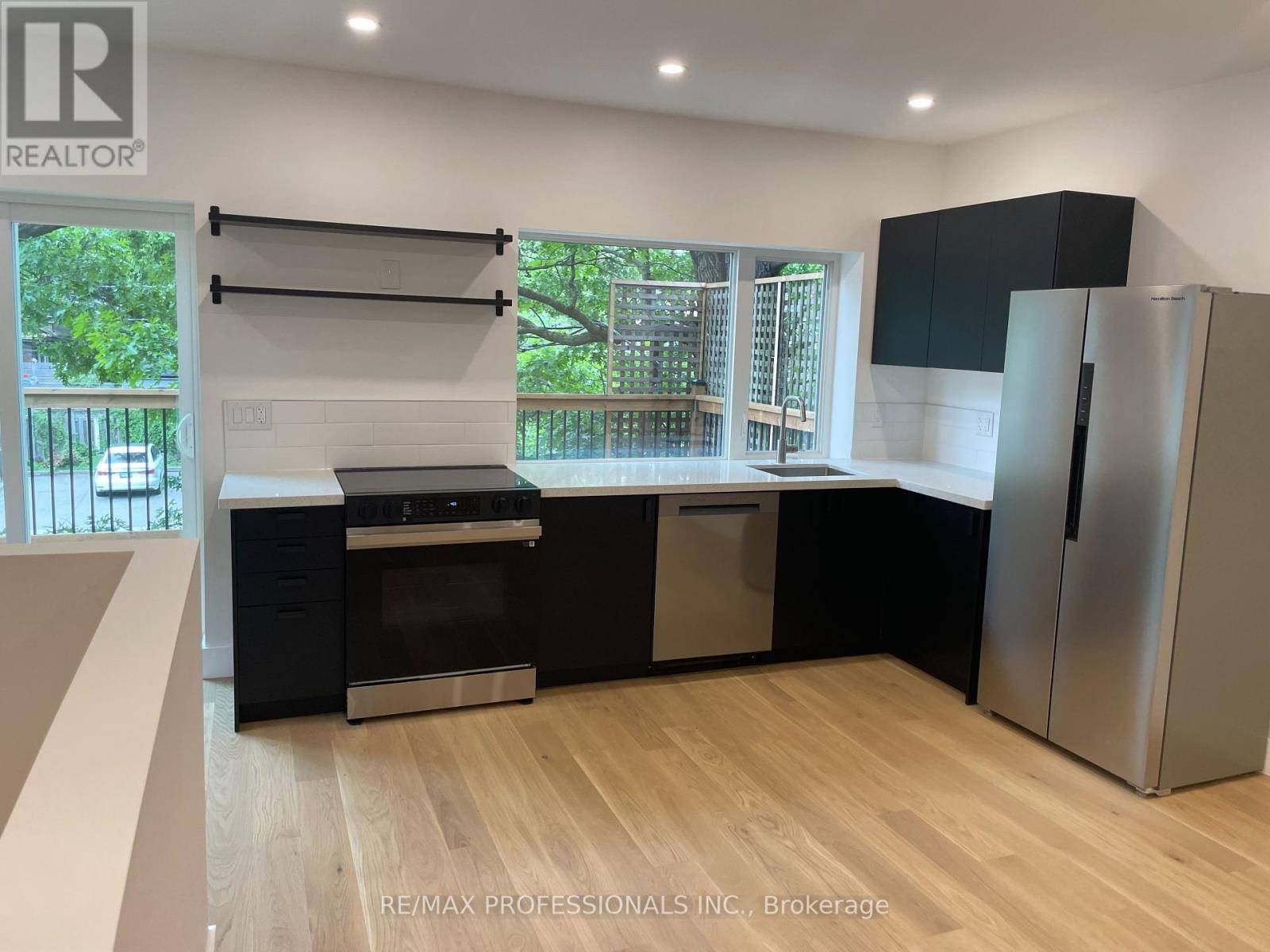 Toronto (lambton Baby Point), ON M6S3Y6,130 Jane ST #B
