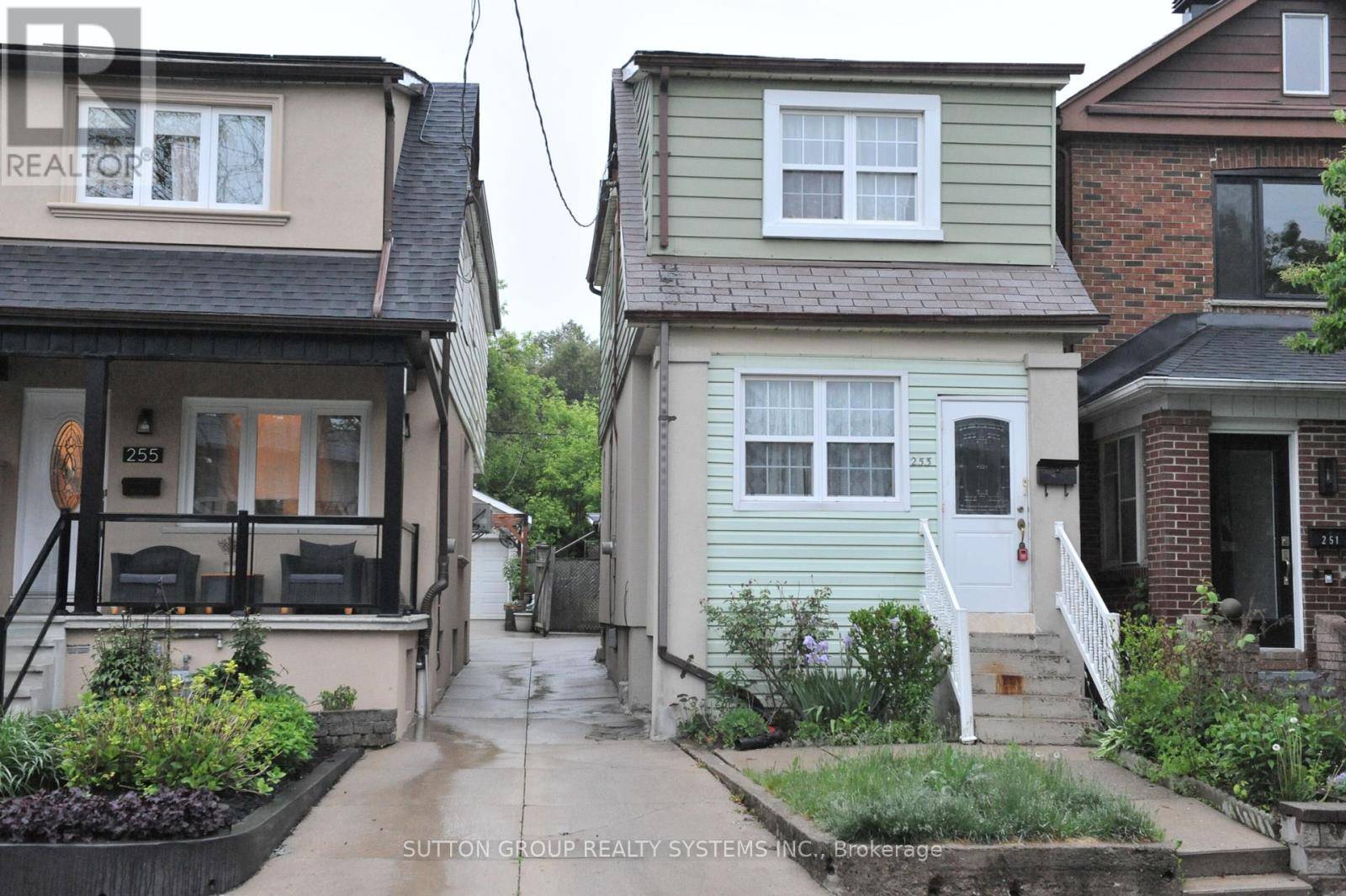 Toronto (weston-pellam Park), ON M6N3K2,253 SILVERTHORN AVENUE