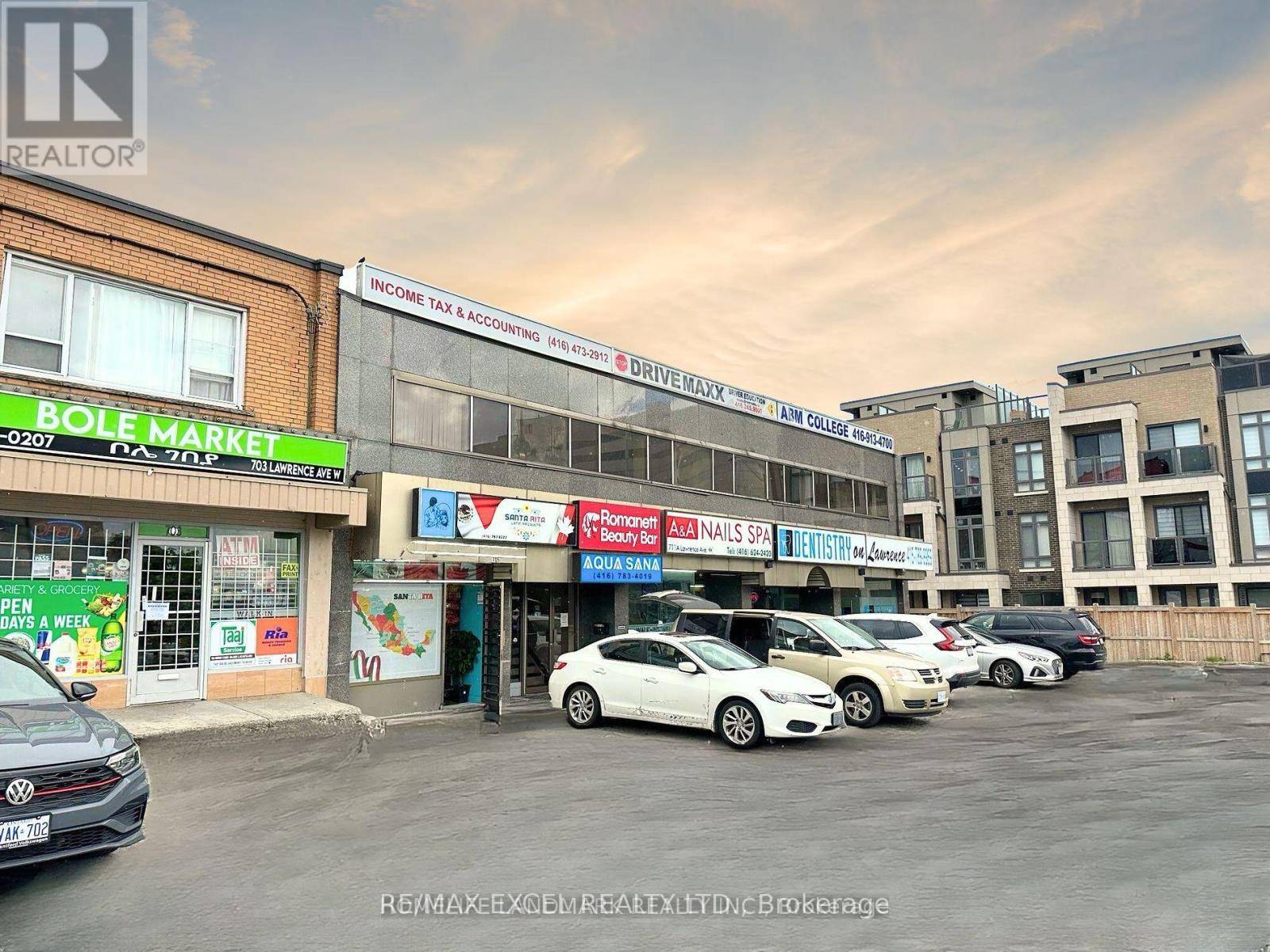 Toronto (yorkdale-glen Park), ON M6A1B4,705 Lawrence AVE West #206