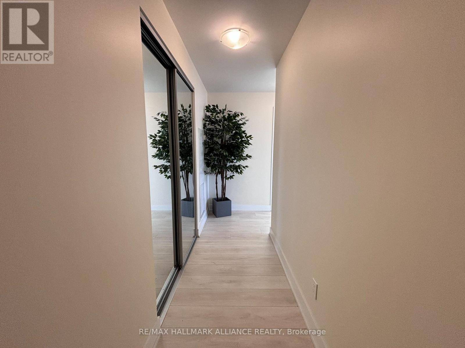 Oakville (ro River Oaks), ON L6H3R6,297 Oak Walk DR #1804