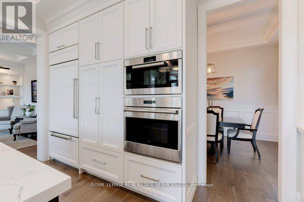 Oakville (oo Old Oakville), ON L6J3S4,284 DOUGLAS AVENUE