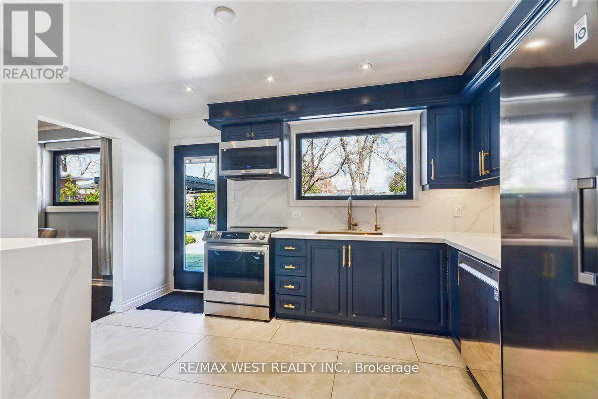 Toronto (mount Olive-silverstone-jamestown), ON M9V3B4,9 DELROSA COURT