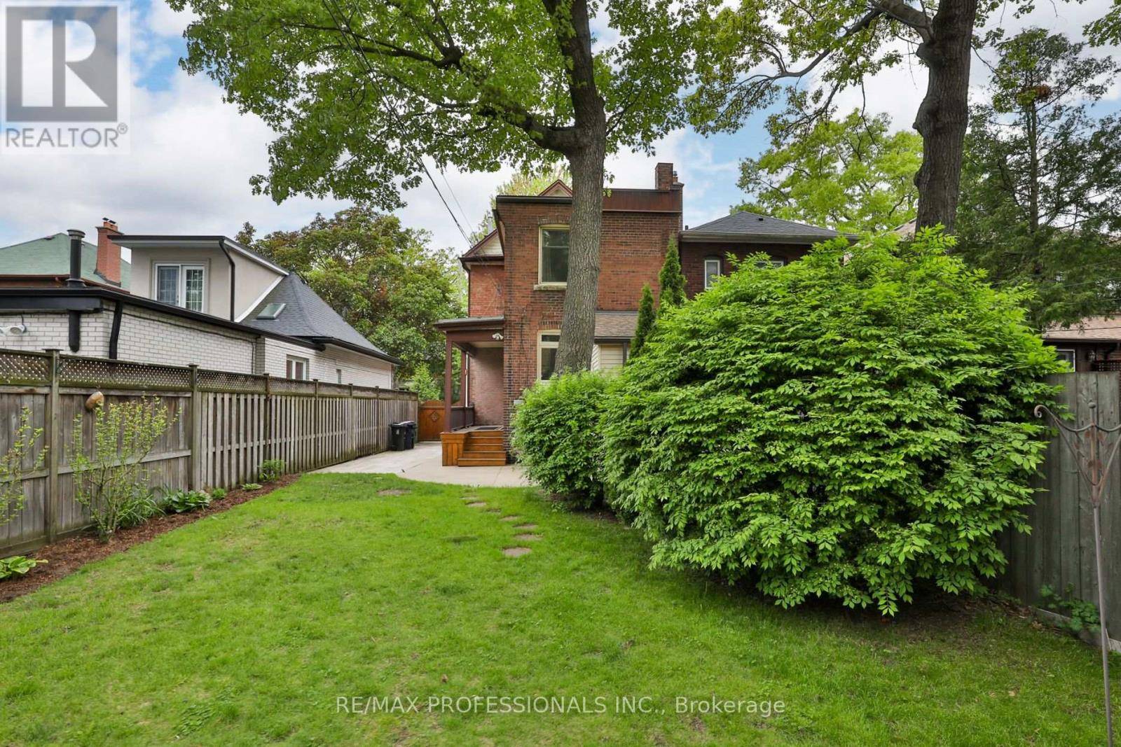 Toronto (runnymede-bloor West Village), ON M6S3C2,587 BERESFORD AVENUE