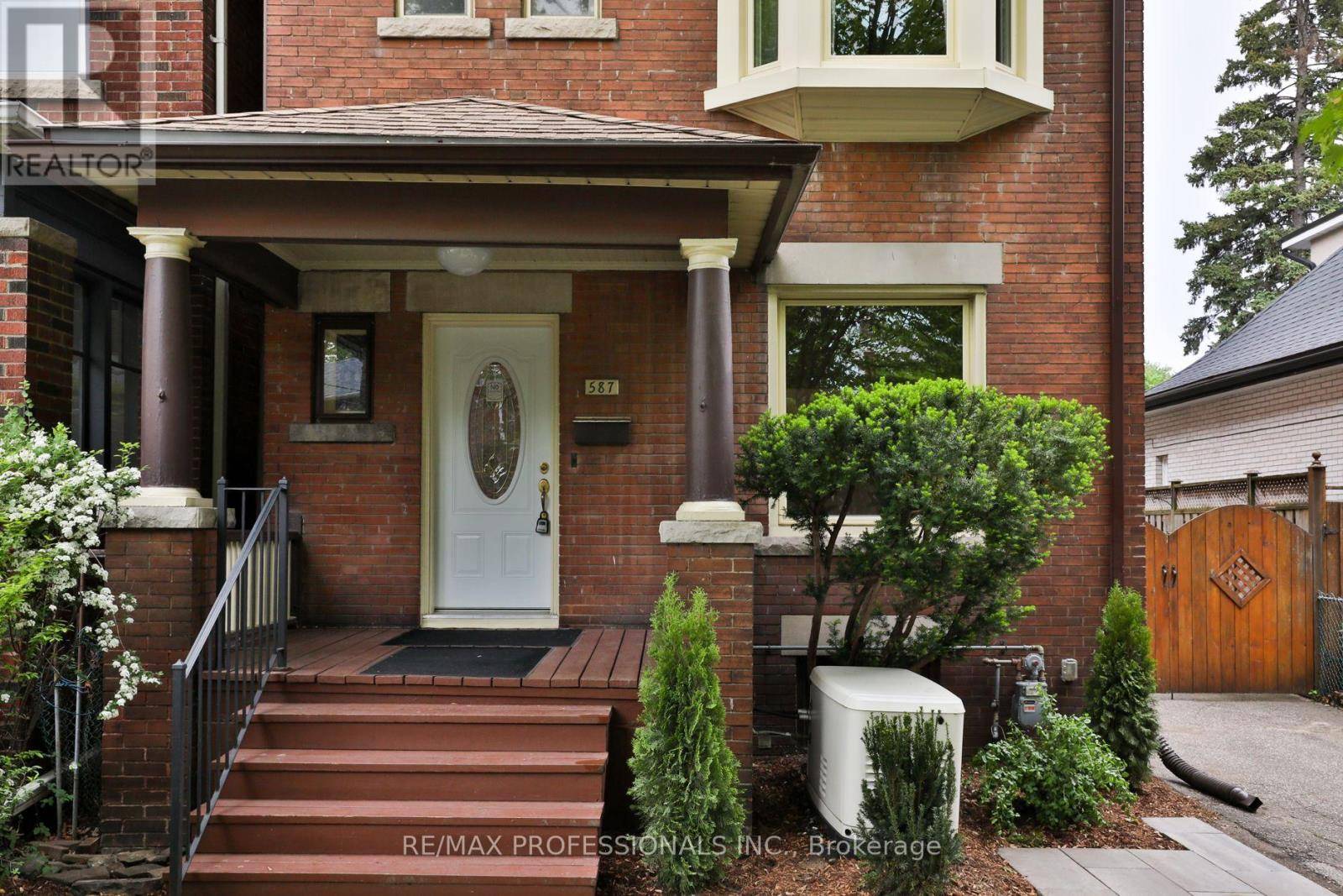 Toronto (runnymede-bloor West Village), ON M6S3C2,587 BERESFORD AVENUE