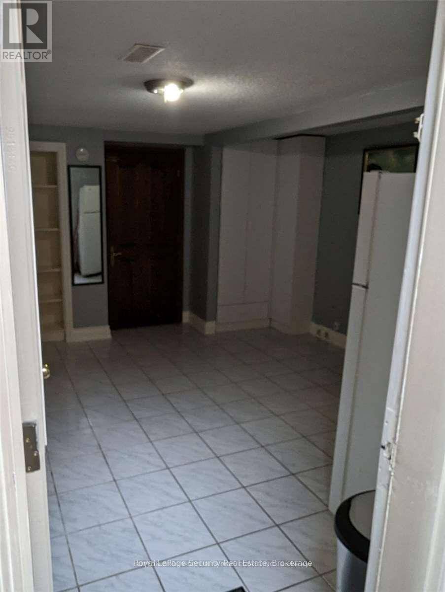 Toronto (brookhaven-amesbury), ON M6B2L9,26 GLEN LONG AVENUE