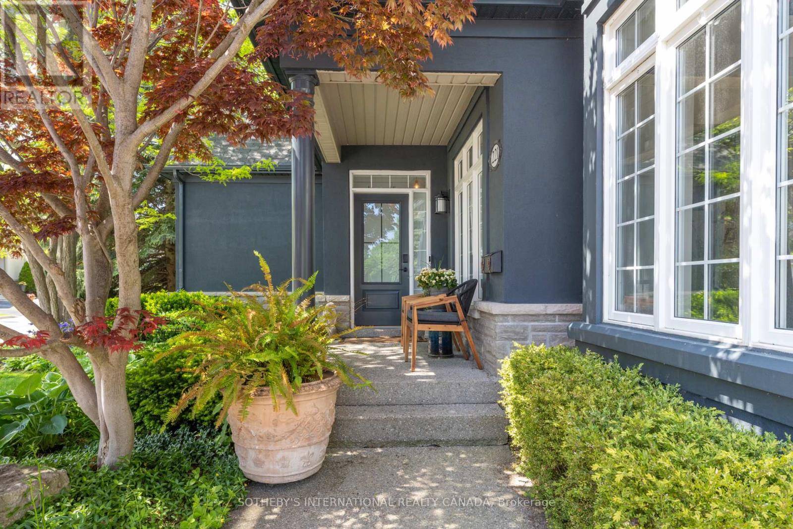 Oakville (co Central), ON L6K3Y8,221 CARLINI COURT