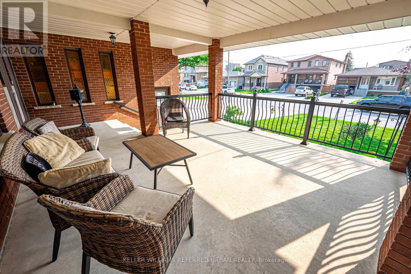 Toronto (brookhaven-amesbury), ON M6M4V1,55 CHISWICK AVENUE