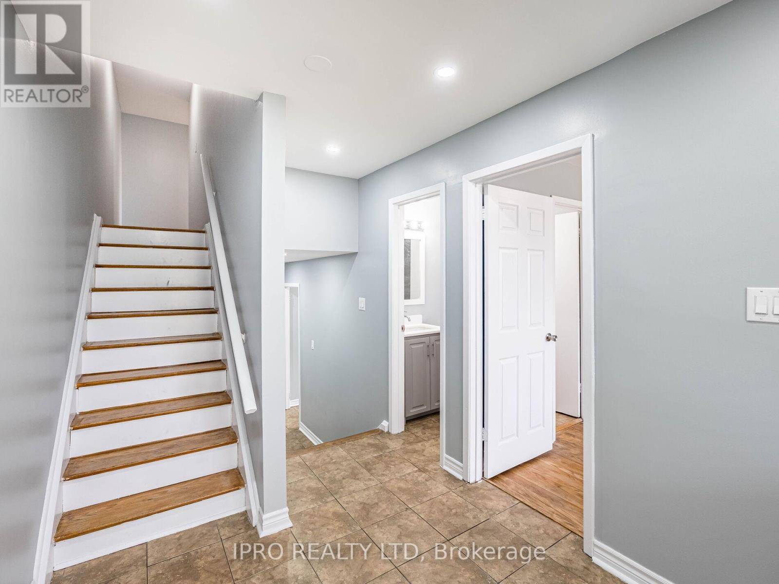 Mississauga (malton), ON L4T2T3,7458 CATALPA ROAD