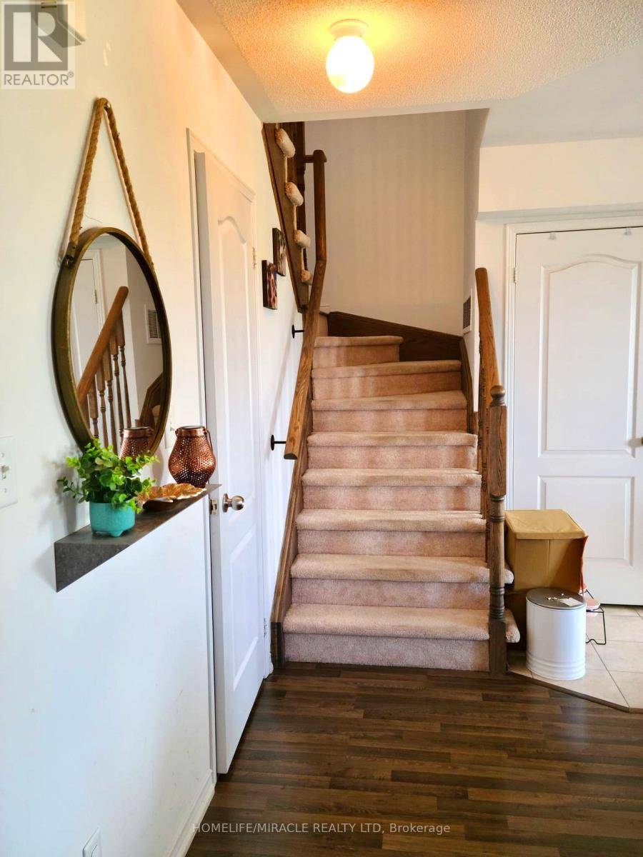 Oakville (ro River Oaks), ON L6H0K1,2508 POST RD #18