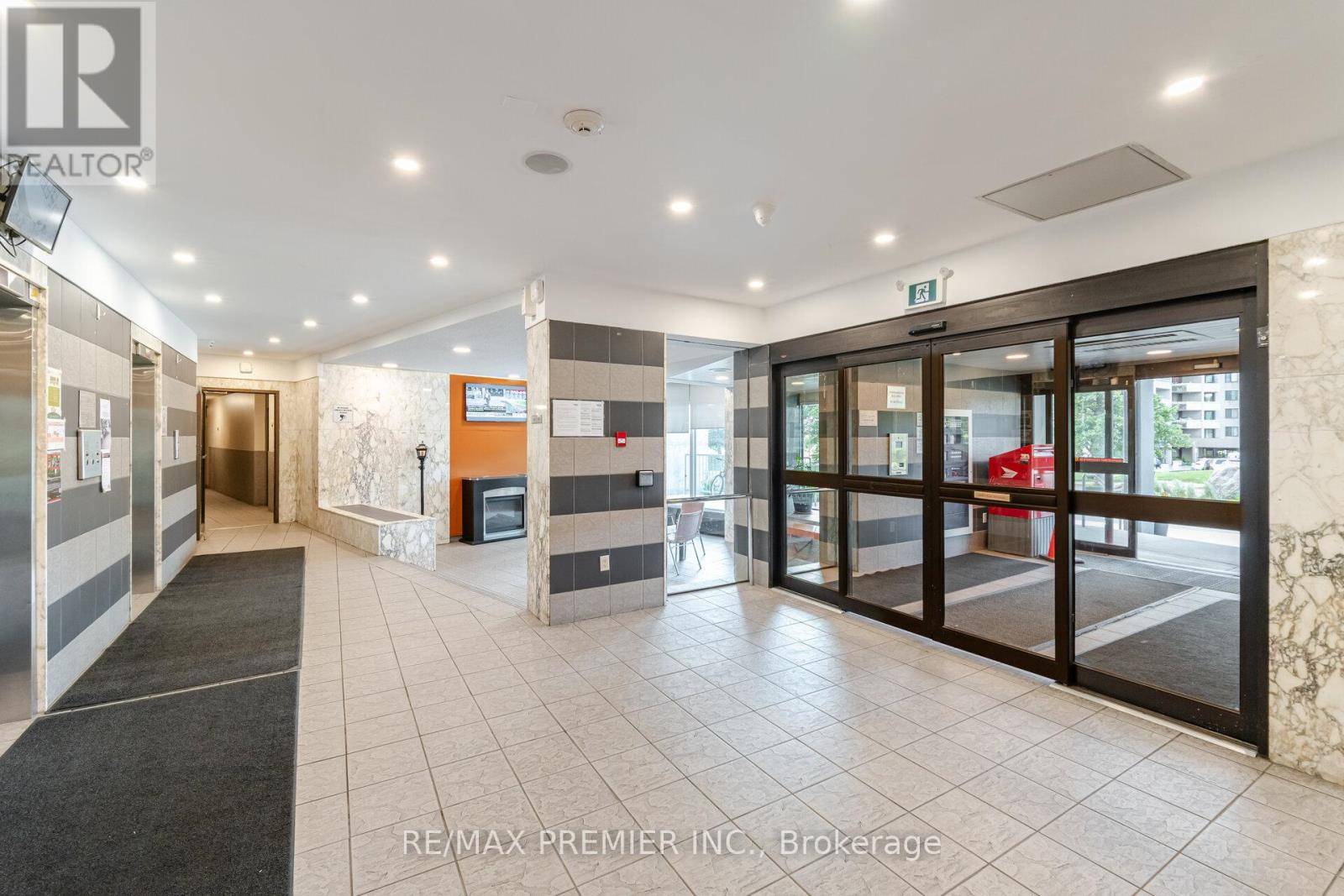 Toronto (black Creek), ON M3N2Y4,5 San Romanoway #402