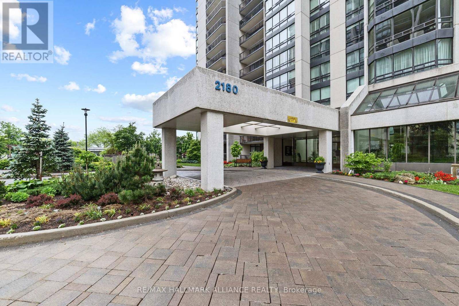 Oakville (br Bronte), ON L6L5V2,2180 Marine Dr DR #PH6