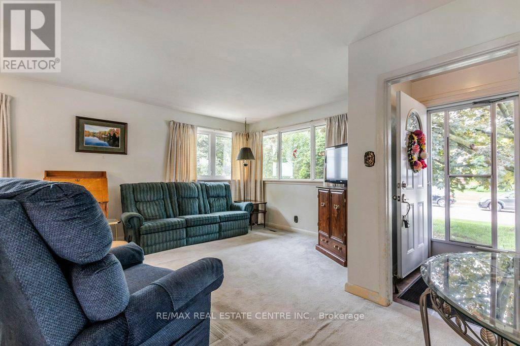 Milton (om Old Milton), ON L9T1C3,207 ELMWOOD CRESCENT