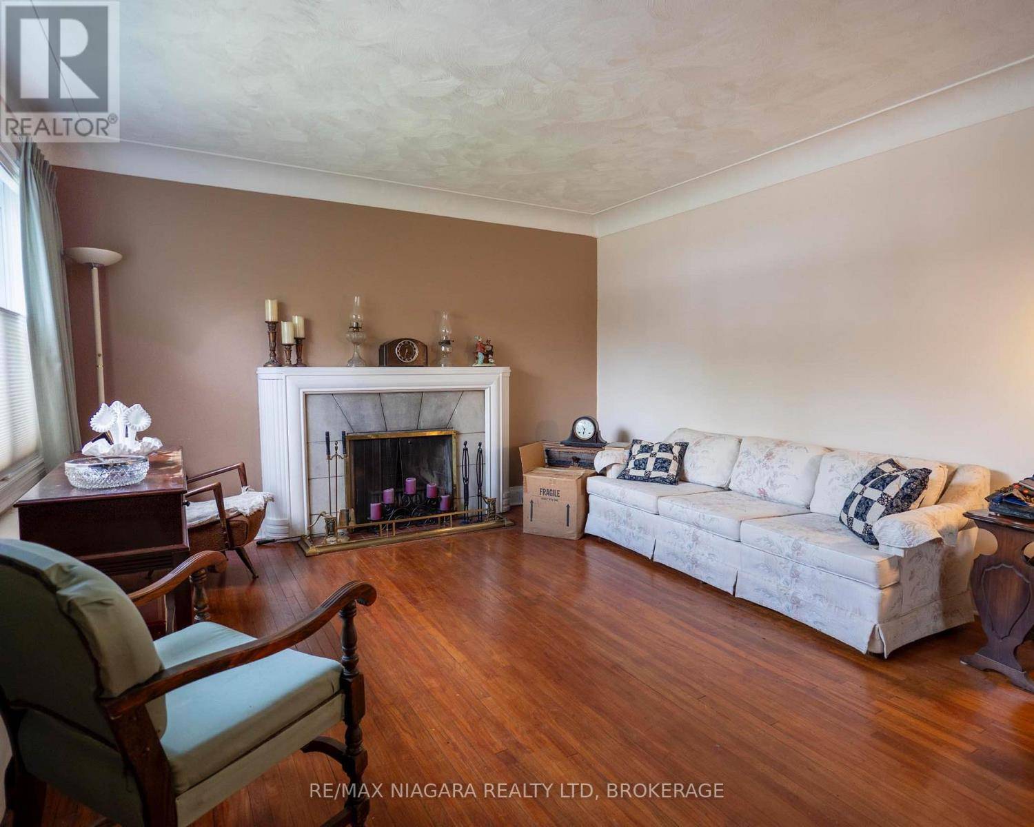 Oakville (co Central), ON L6K1S7,10 HIGHLAND ROAD