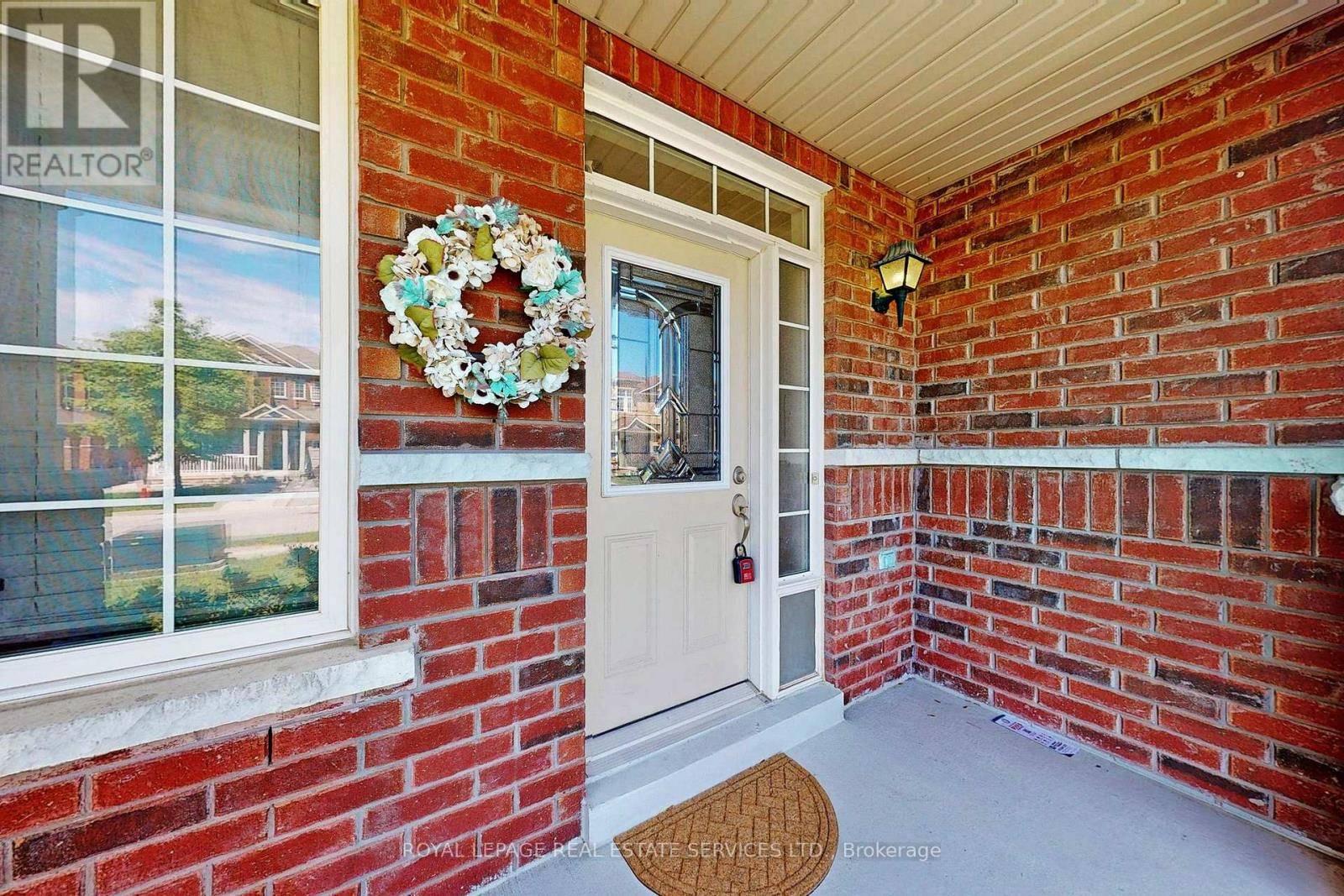 Brampton (northwest Sandalwood Parkway), ON L7A0L2,24 ACCENT CIRCLE